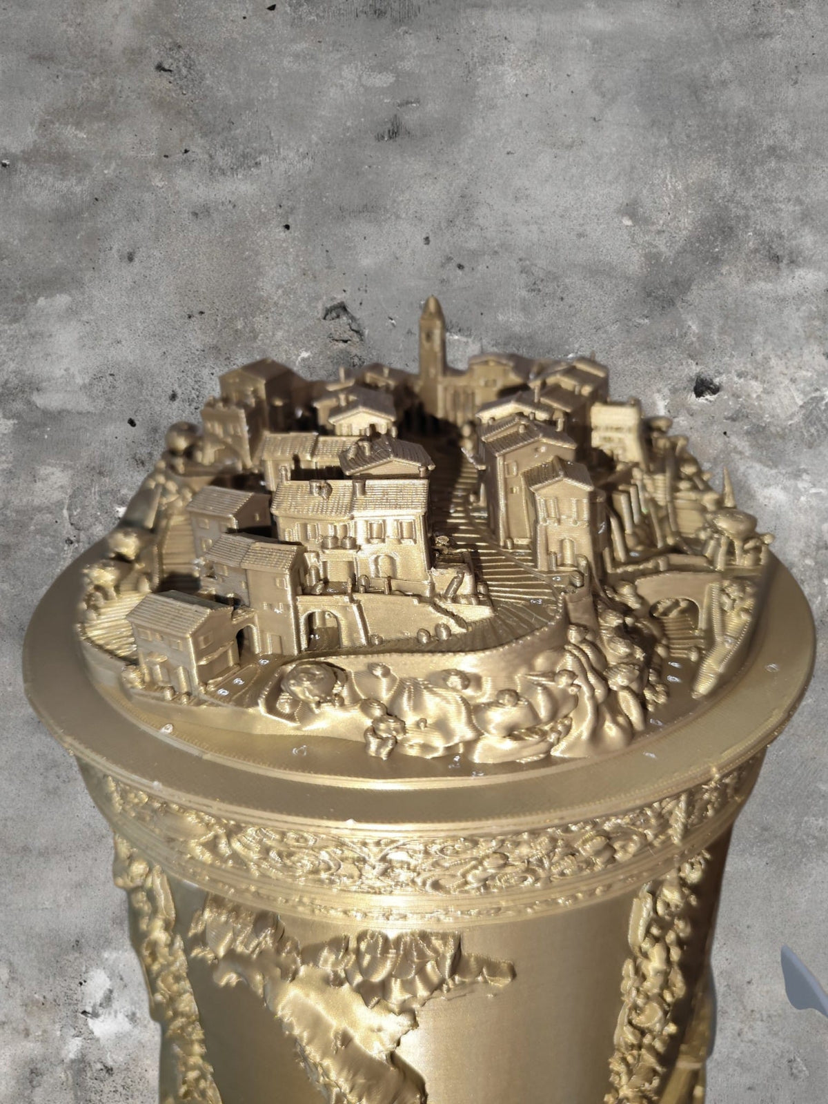 Urne funéraire italienne dorée – Tour de Pise
